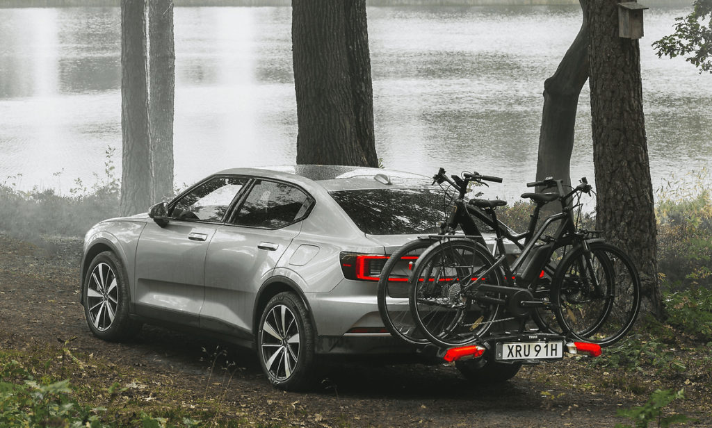 Le porte-vélos Thule Epos monté sur l'attelage d'une voiture.