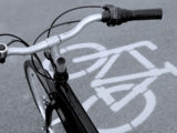 Un vélo qui emprunte une piste cyclable.