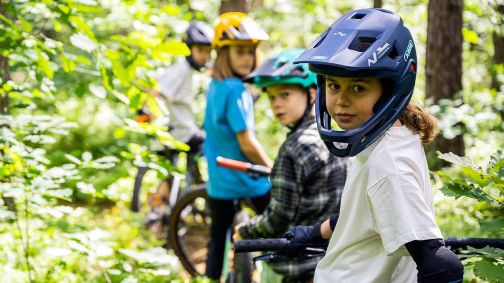 Des enfants portent le nouveau casque de VTT Abus YouDrop FF