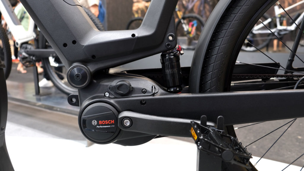 Le moteur Bosch Performance Line et la suspension arrière. © Transition Vélo