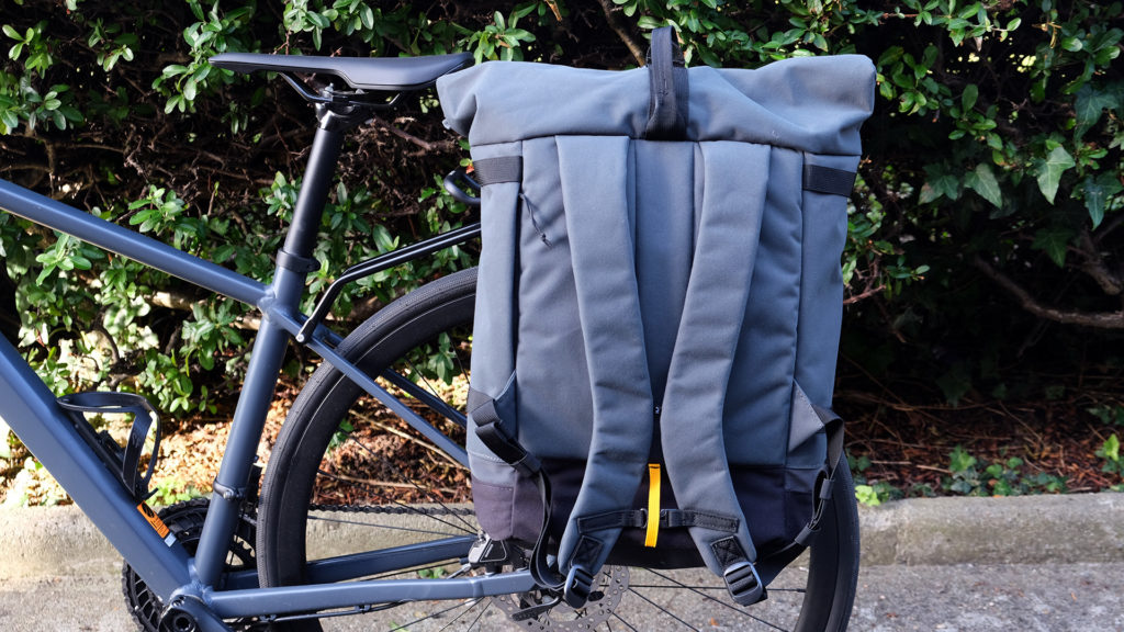 Test – Sac à dos Decathlon Elops pour porte-bagage 25L, de bonnes idées à  améliorer - Transition Vélo