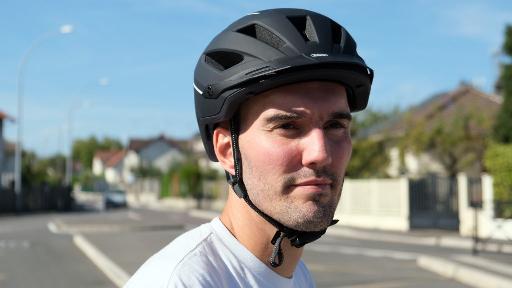 Un bon casque vélo peut aussi être simple comme ce Abus Pedelec 2.0.