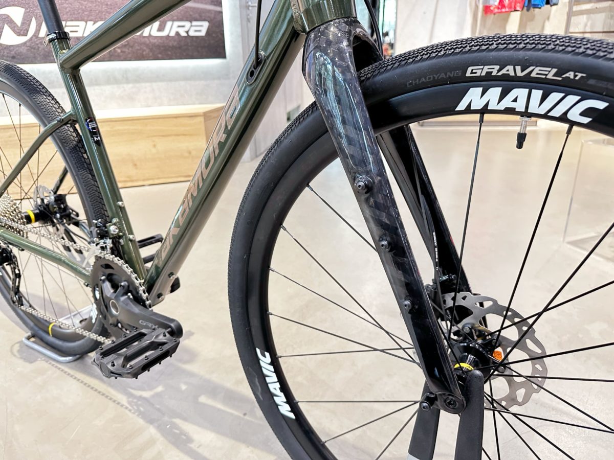 Nakamura complète sa gamme de vélos gravel avec un modèle en carbone ultraléger