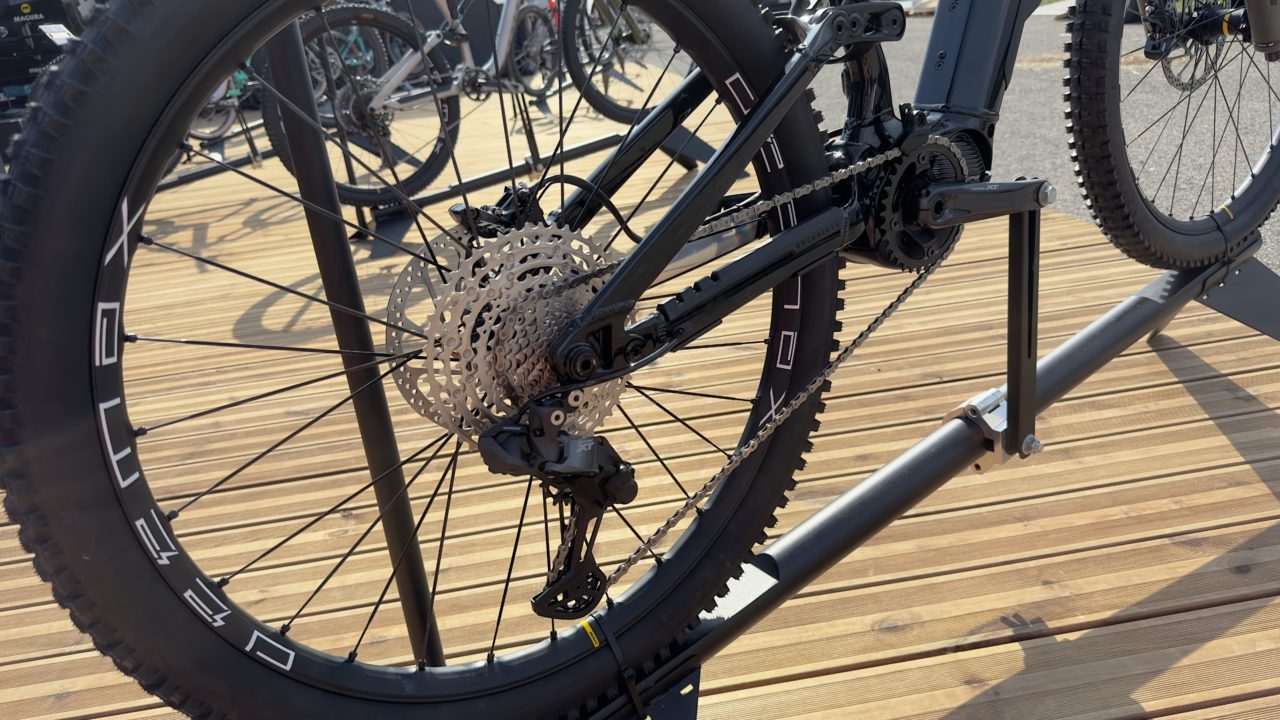 Decathlon présente ses VTT électriques premium EFEEL