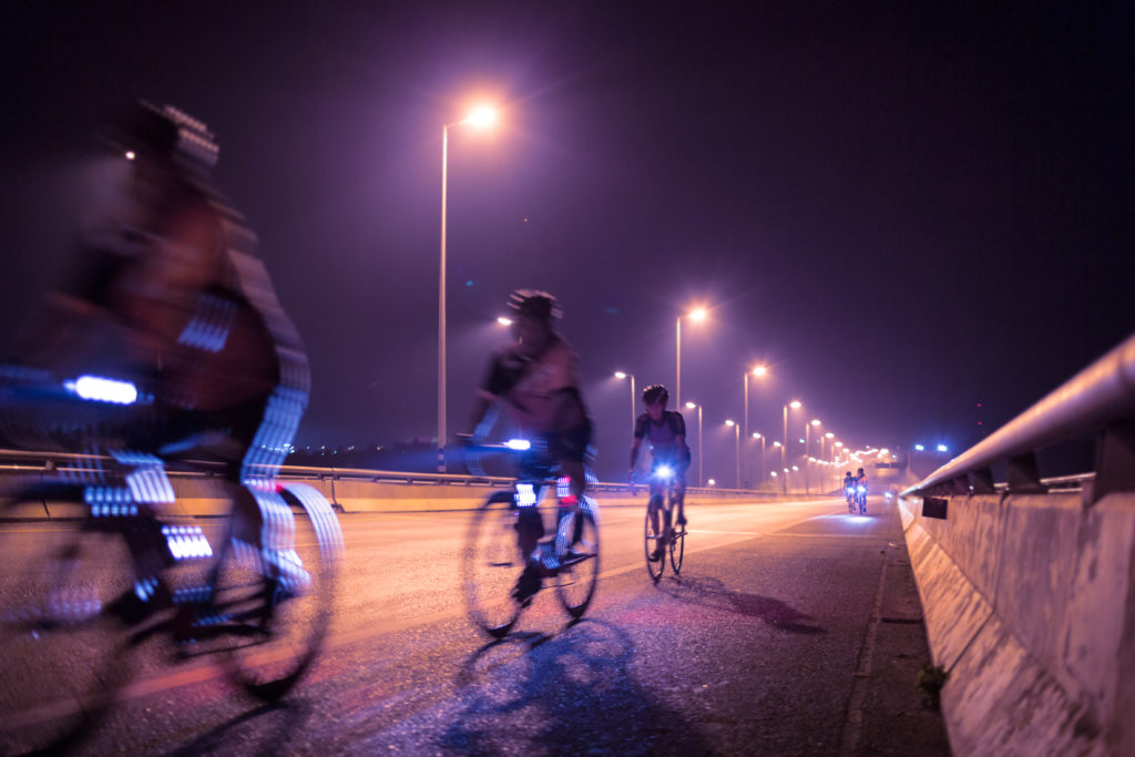 Des cyclistes de nuit.
