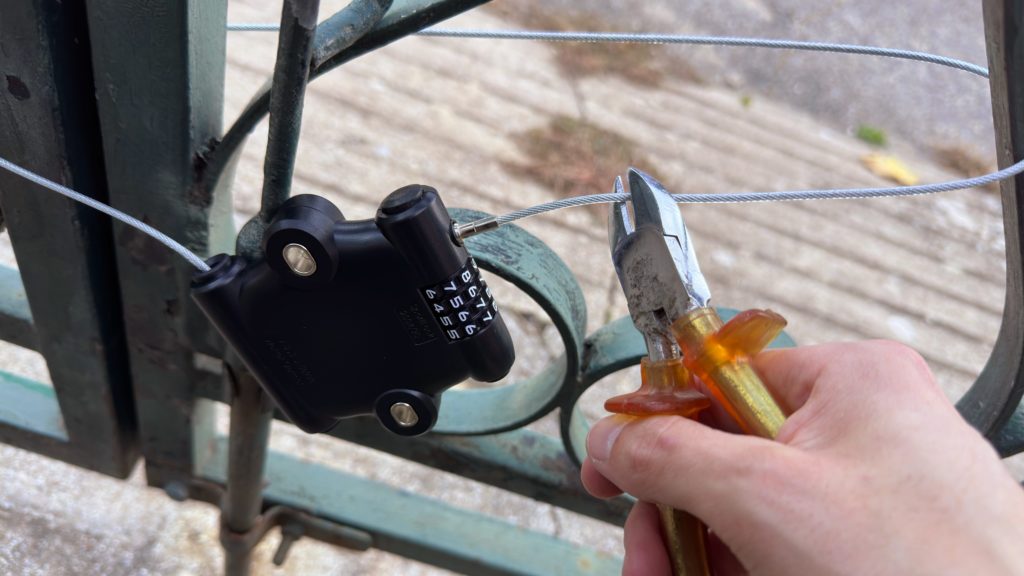 Une petite pince coupante vient facilement à bout de l'antivol.