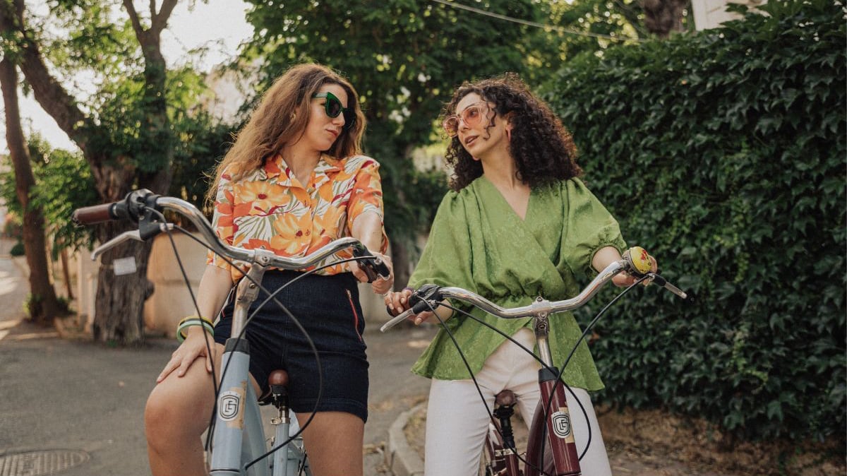 « J’ai toujours peur que le tissu se coince dans les rayons » : Pourquoi la mode féminine ne joue pas en faveur du vélo ?
