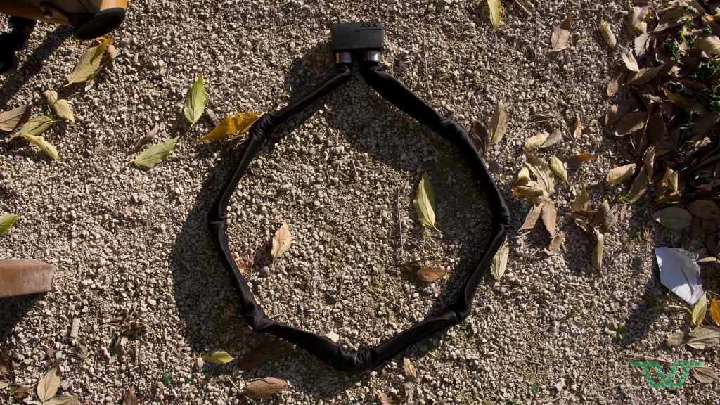 L'antivol Axa Foldable 10-105 offre une grande emprise.